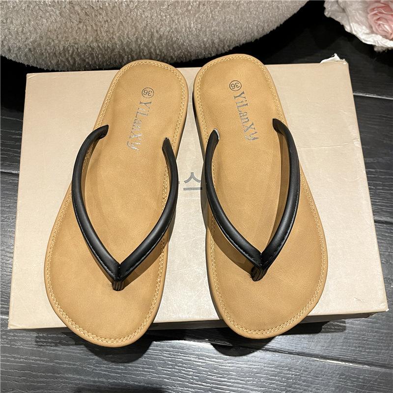 New Flip-flops Women Summer Wear Internet Celebrity Beach Toe Slippers Women Simple Classic Women Flat Cool Slippers