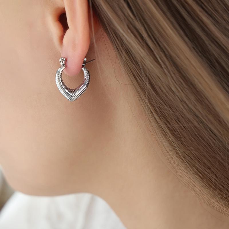 Elegant French Baroque Striped Geometric U-Shaped 18K Gold Titanium Steel Earrings for Women