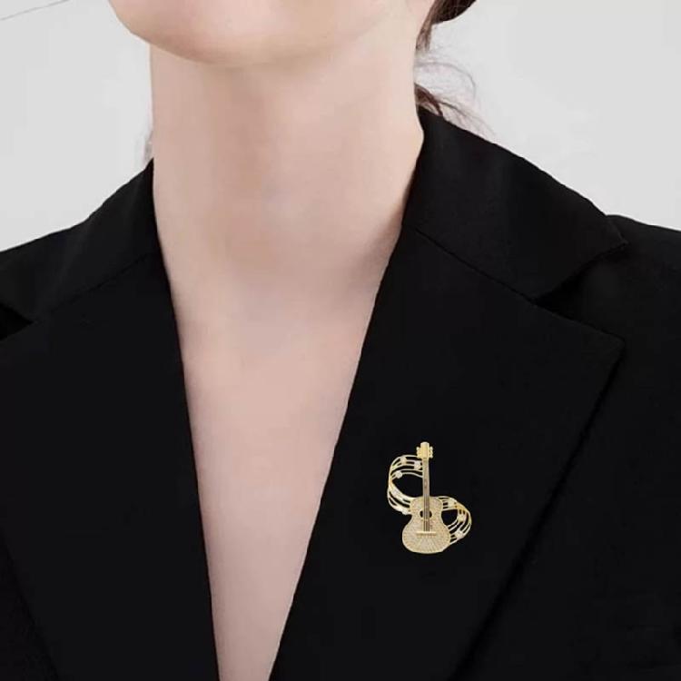 Spilla alla moda in lega d'oro a forma di strumento con strass Spilla a forma di chitarra Comoda da indossare Spilla da petto Accessorio per abbigliamento