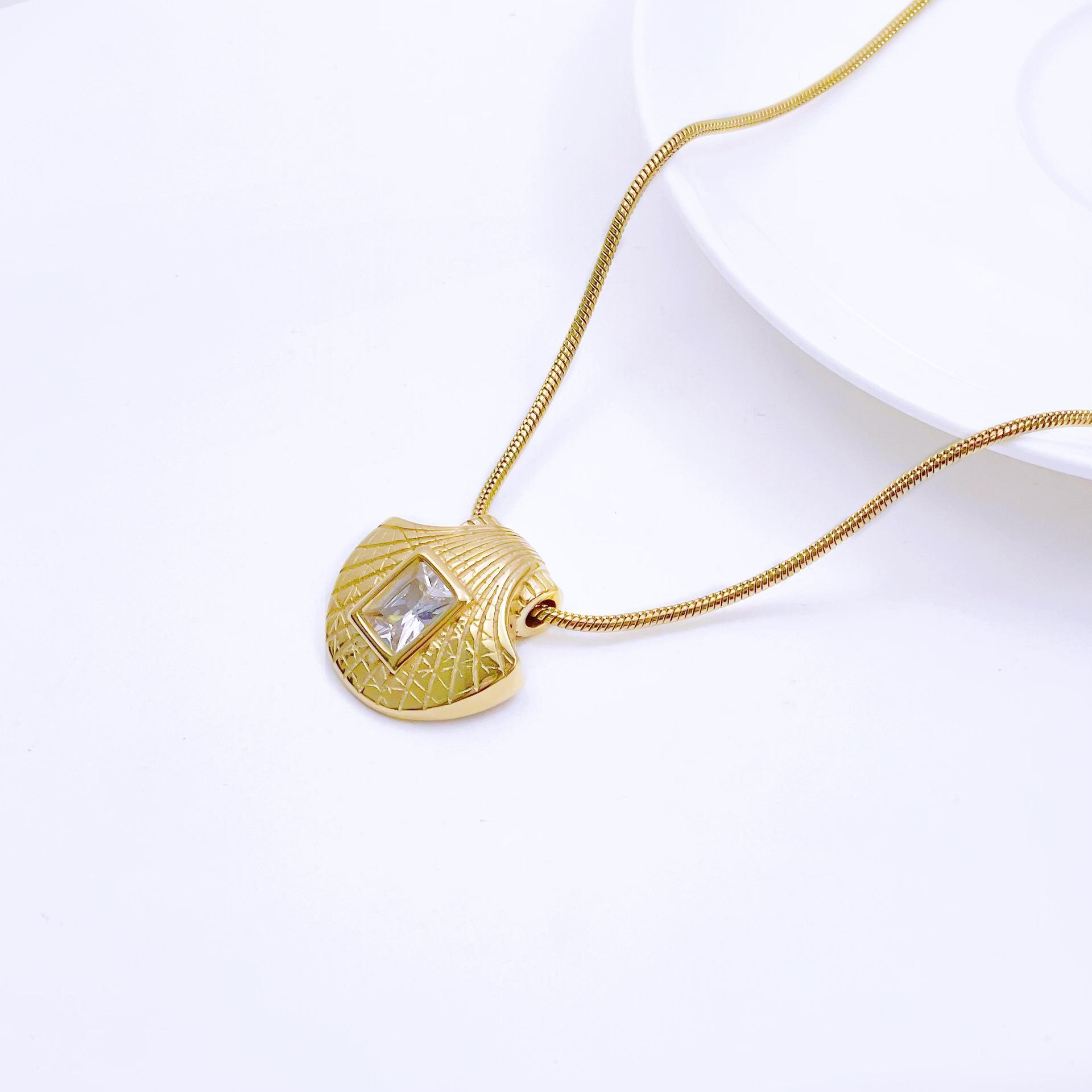 

Fashion Design Shell Square Diamond Necklace Female Personality Simple Temperament Titanium Steel Clavicle Chain Versatile And Does Not Fade