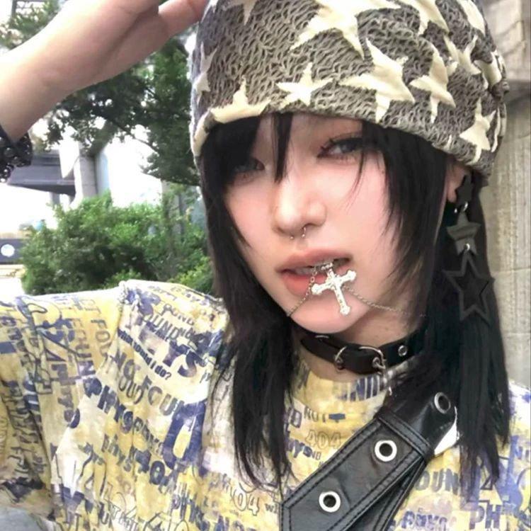 Wasteland-Inspired Y2K Lucky Star Bandana: Spicy Girl Subculture Silk Scarf for Women, Street Hip-Hop Style