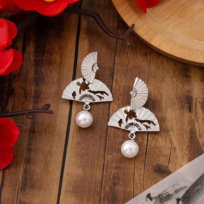 Silver needle hollow gold fan pearl earrings, high temperament, niche design, fashion earrings
