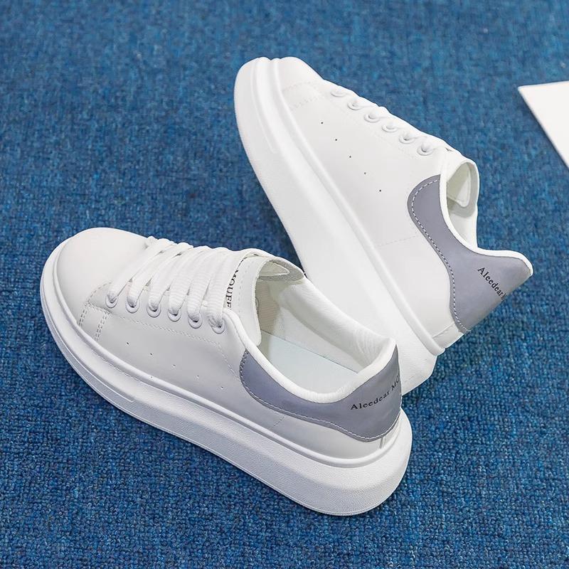 Zapatos blancos pequeños McQueen para mujer 2025 primavera y otoño nuevos versátiles de suela gruesa con aumento de altura interior zapatos deportivos de plataforma zapatos de papá marea ins
