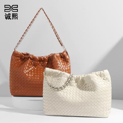 Nouveau sac design de niche simple et polyvalent mode sac carré à chaîne tissée à la main sac nuage plissé bouffant