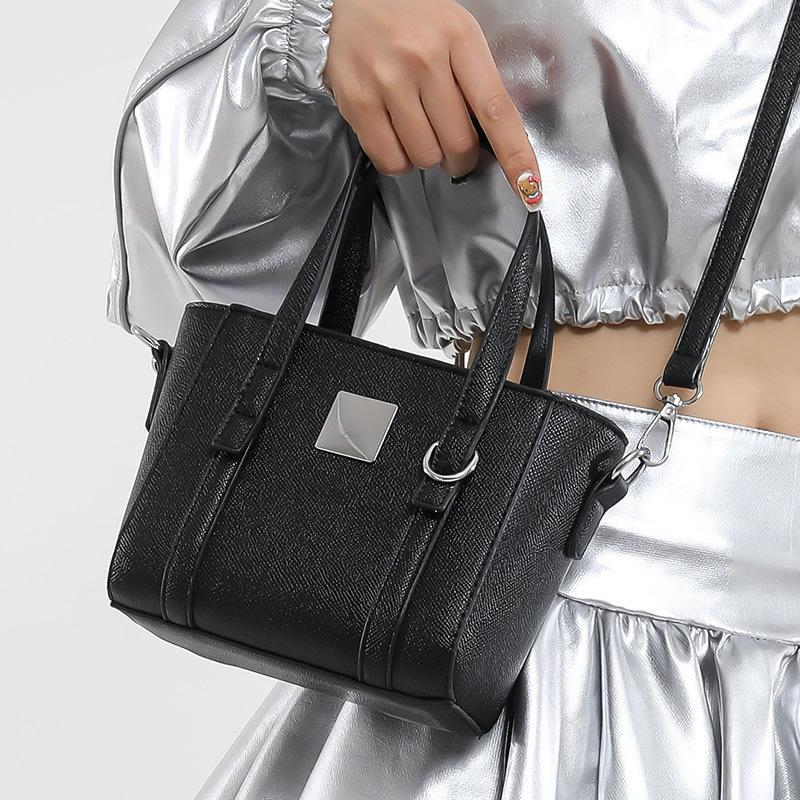 Korean Version of Trendy Bucket Bag Women's 2025 Summer New Niche Simple Foreign Style Fashion Single Shoulder High Value Messenger Bag