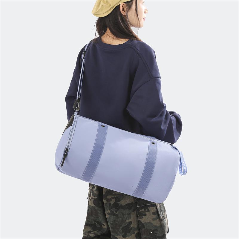 Paar auf Reisen mit Schuhen mit großem Fassungsvermögen und Lagerfächern für Handgepäcktaschen, Trocken- und Nassfach, Sport- und Fitnesstaschen