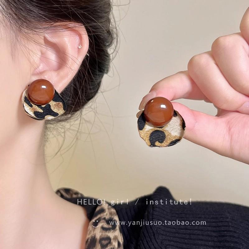 Ретро контрастные серьги-пусеты с жемчужным леопардовым принтом, серьги для женственности, нишевые серьги с уникальным дизайном