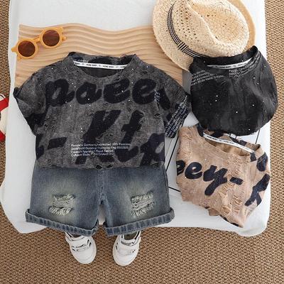 Traje de Verano 2024 para Niños con Estampado de Lentejuelas en Inglés: Conjunto de Camisa de Manga Corta y Shorts de Mezclilla