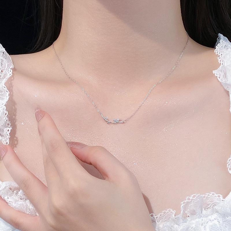 Bamboo Necklaces with A Niche Design That Is Minimalist and High-end In Chinese Style. The Design Feels Like A Polaroid Collarbone Chain