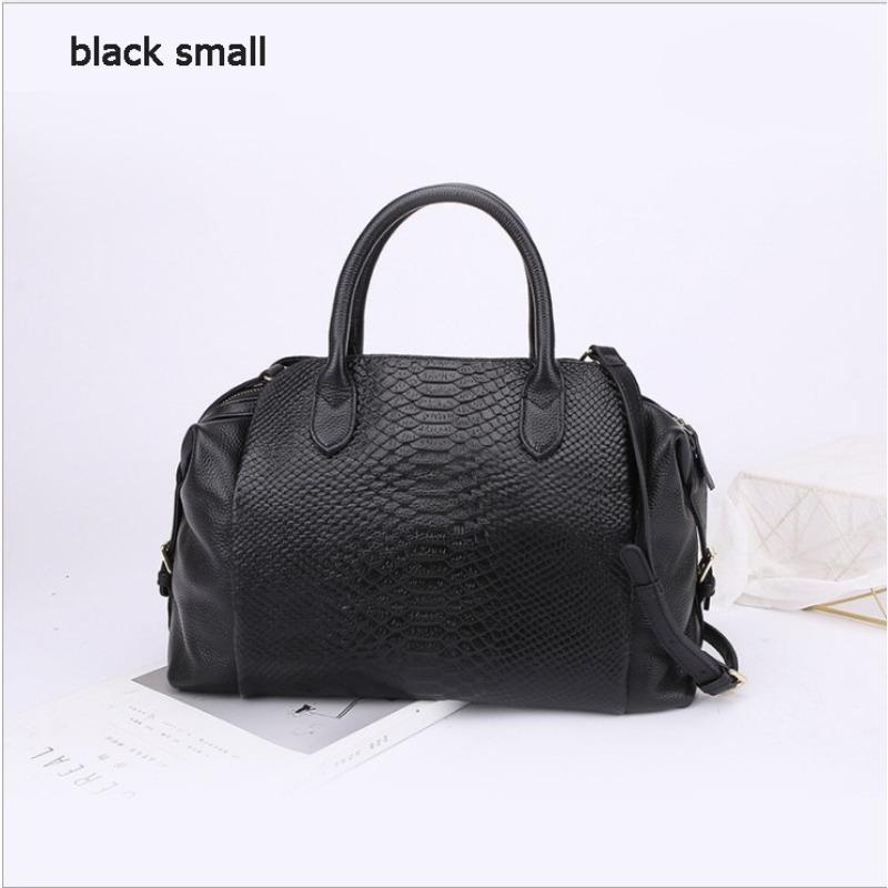 Retro crocodile pattern women's bag plus genuine leather locomotive bag, large-capacity messenger handbag.