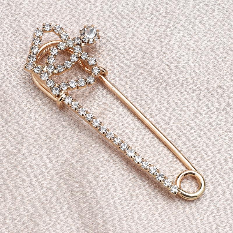 Waist-Cinching Pin: Transform Pants with This Anti-Exposure Brooch Accessory