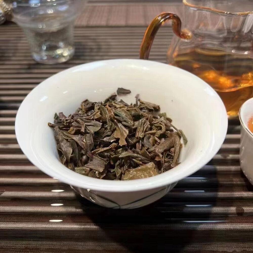 357g Bolo de Chá Yunnan Puerh Velho 2003 Pavão Bolo de Chá Sheng Pu-erh Chá Pu'er Envelhecido
