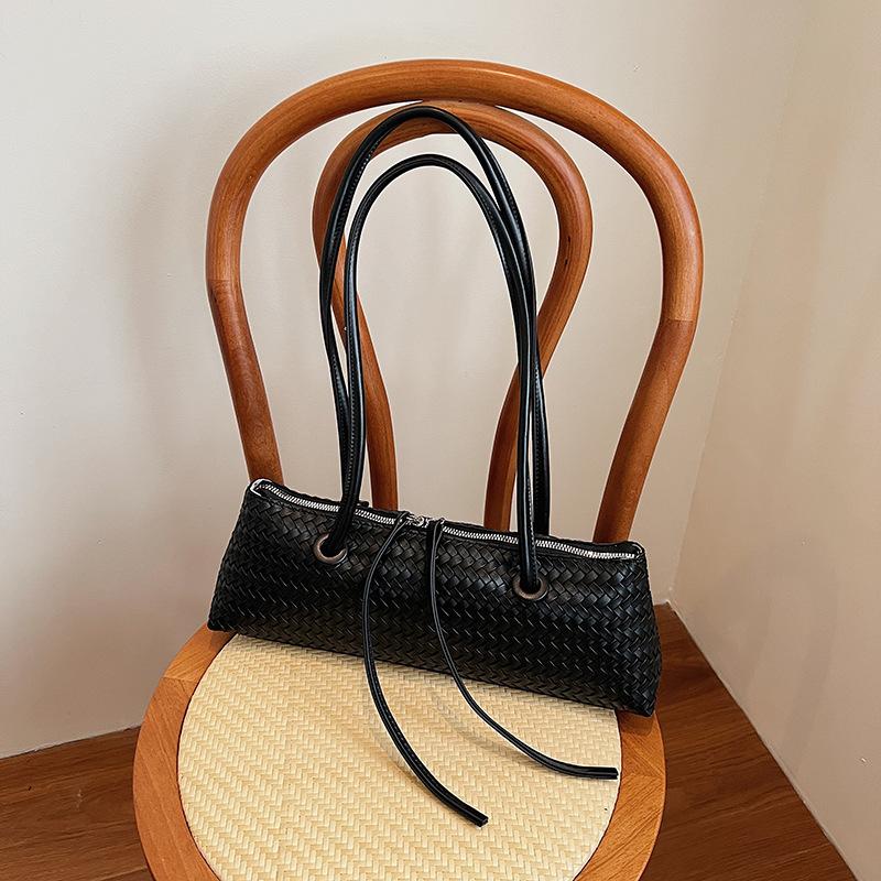 

Нишевая роскошная сумка-подмышка с плетеным узором, женская новая простая портативная сумка через плечо, сумка-багет для поездок на работу чёрный
