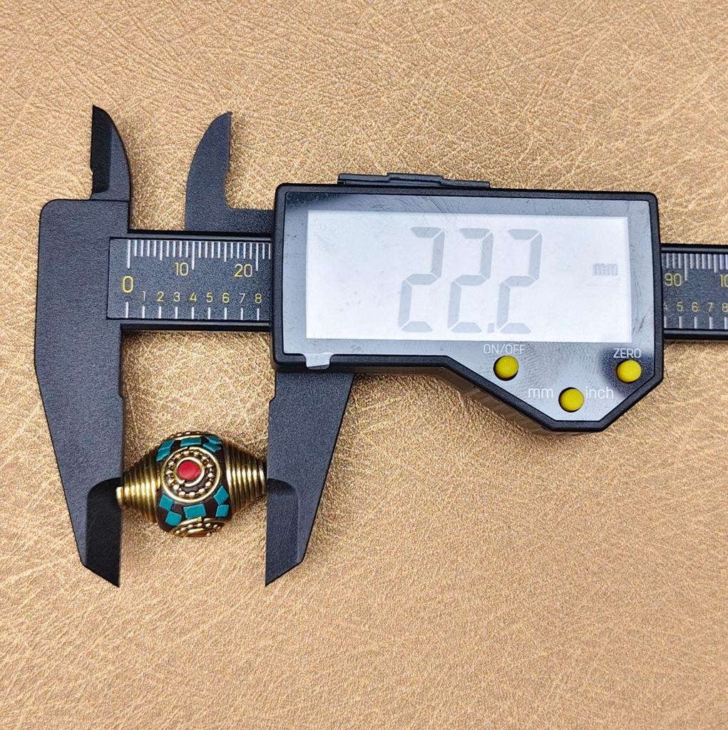 Nepalski Ręcznie Robiony Naszyjnik z Sześciosylabową Mantrą z Mosiężnymi Inkrustowanymi Koralikami