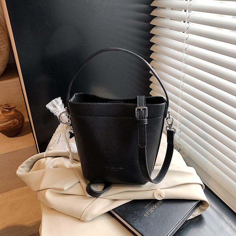 Premium texture portable underarm bag women's new trendy simple bucket bag niche shoulder messenger bag