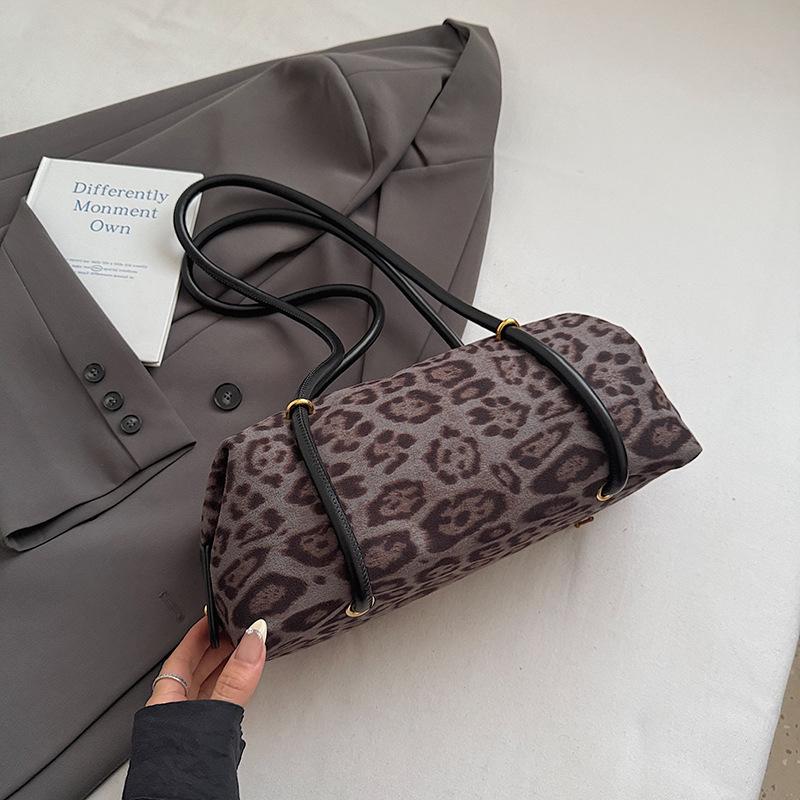 

Korean version of niche fashion bag 2025 new retro leopard print shoulder bag large capacity texture commuter underarm bag