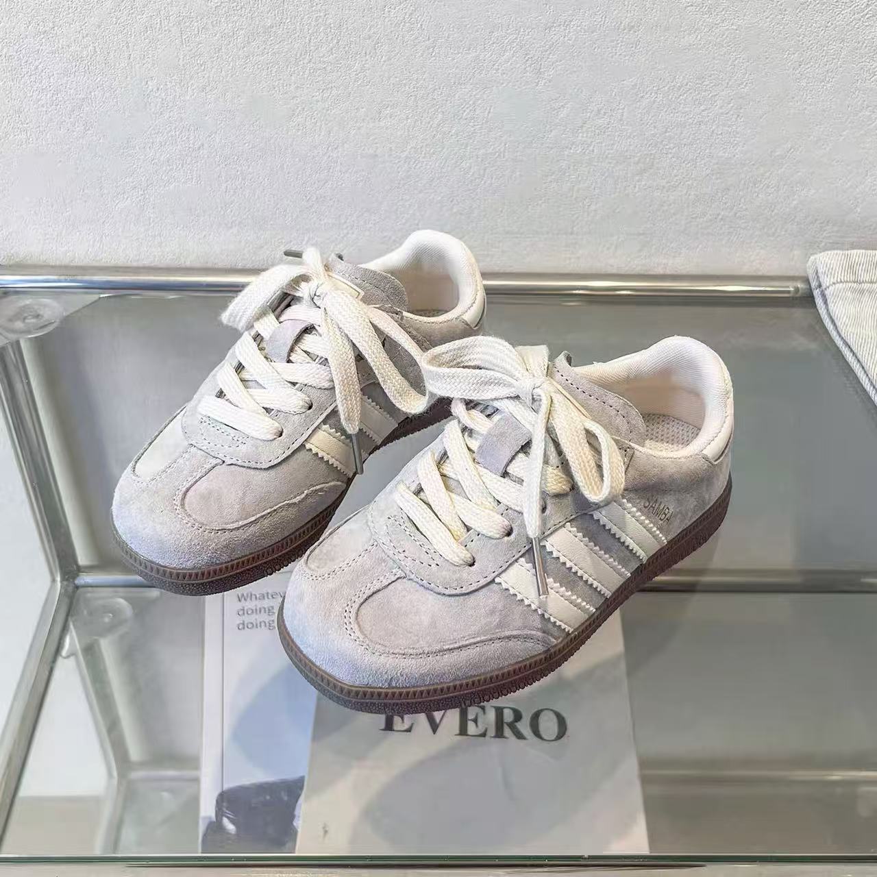 

Children s moral training shoes 2025 spring and autumn new girls lightweight soft-soled sports shoes boys casual low-top board shoes 37