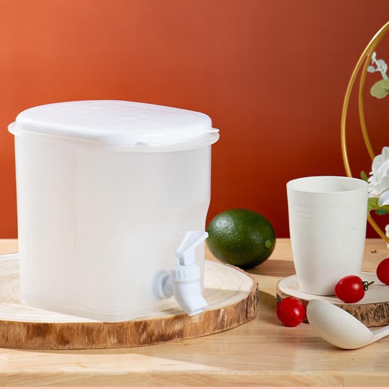 2.5L Plastic Cold Water Pitcher with Lid and Measuring Scale