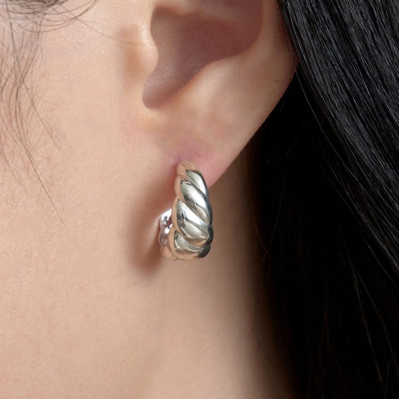 

byweekend Croissant earring silver