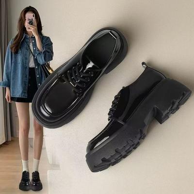 Schwarze Plateau-Lederschuhe Damen 2025 Herbst und Winter neu vielseitig klein Mann Höhe Britischer Stil mit Rock Slipper