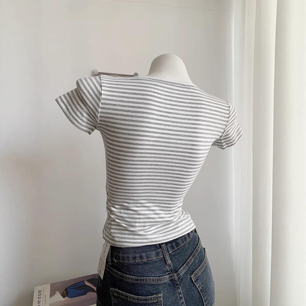 Ein neues gestreiftes Kurzarm-T-Shirt für Damen im Sommer, ein retro, figurbetonendes, sexy und unschuldiges kurzes Oberteil für heiße Mädchen
