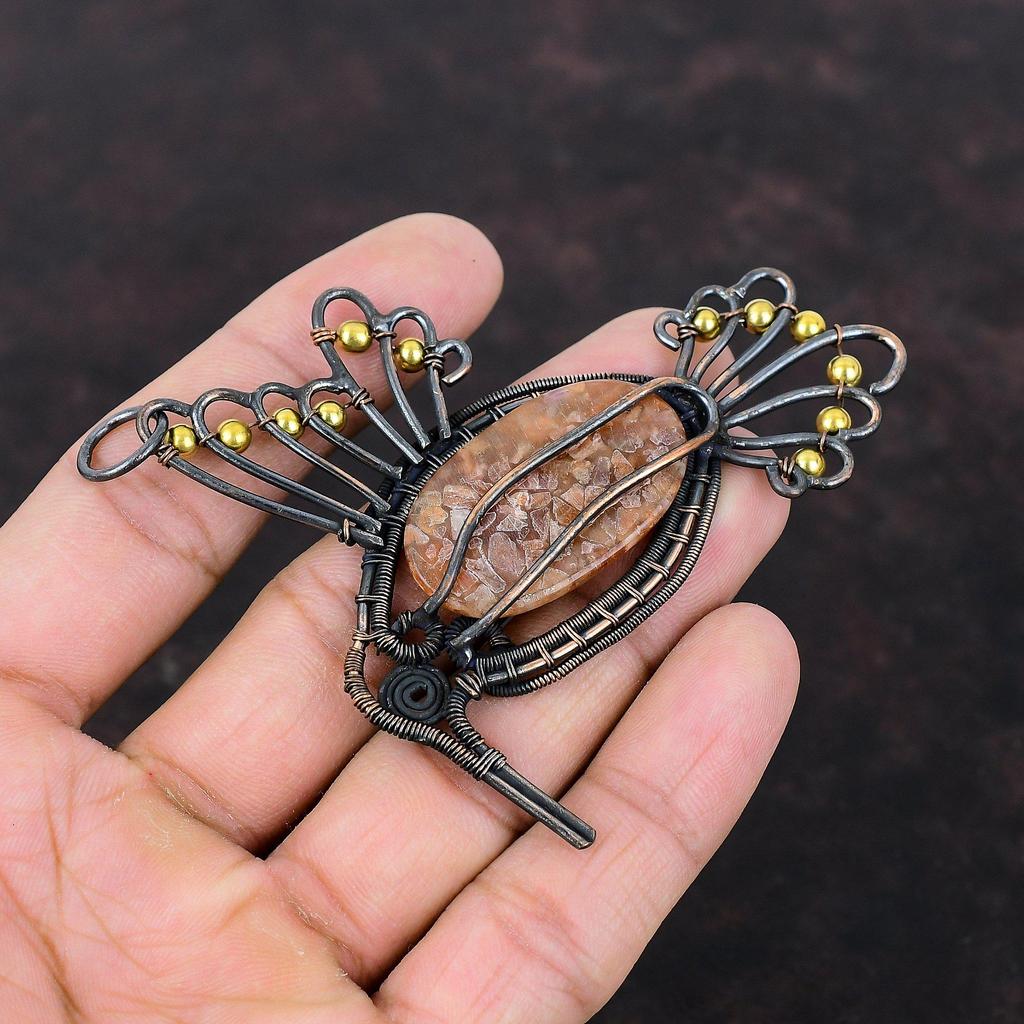 Wisiorek ze kamienia słonecznego Wisiorek owinięty drutem miedzianym Ręcznie robiony wisiorek Delikatny wisiorek z ptaszkiem Biżuteria z kamieni szlachetnych i miedzi Prezent dla niego Biżuteria owijana drutem