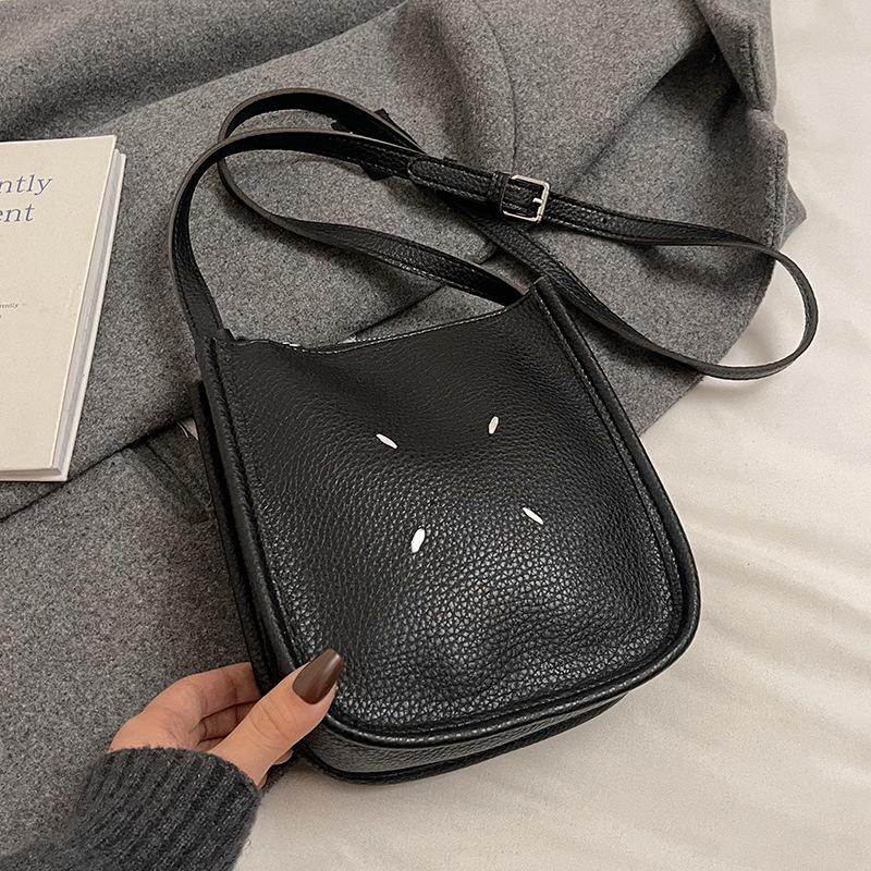 2025 Spring New Super Fire Korean Version Simple and Fashionable Bucket Small Bag Commuter Versatile Women's Casual Messenger Bag
