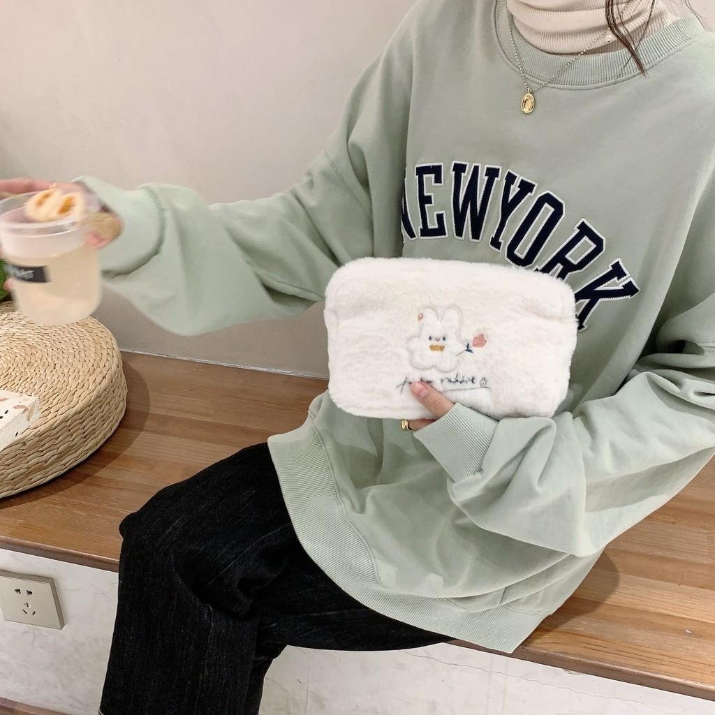 Niedliche Cartoon-Stickerei-Kosmetiktasche aus Plüschmaterial für Frauen, tägliche Verwendung, weiche kleine Tasche