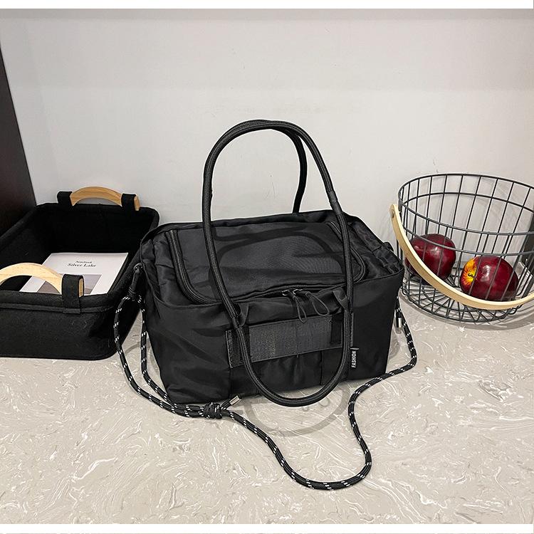 

Casual large-capacity travel bag women s 2025 new simple and lightweight tote bag fashionable nylon large messenger bag чёрный