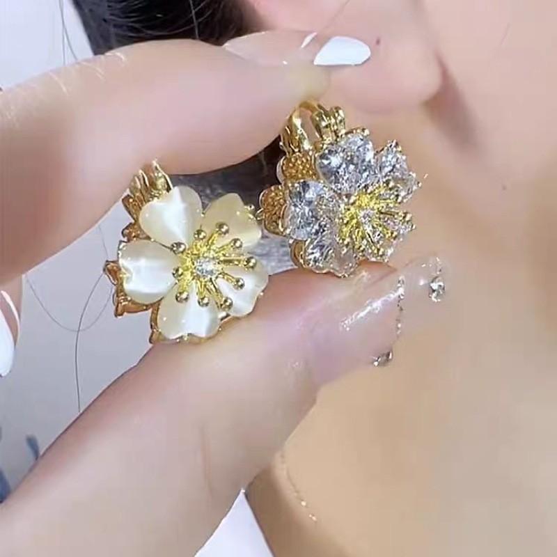 Crystal Design Unique Cat Eye Earrings Vintage Style Highend And Stylish