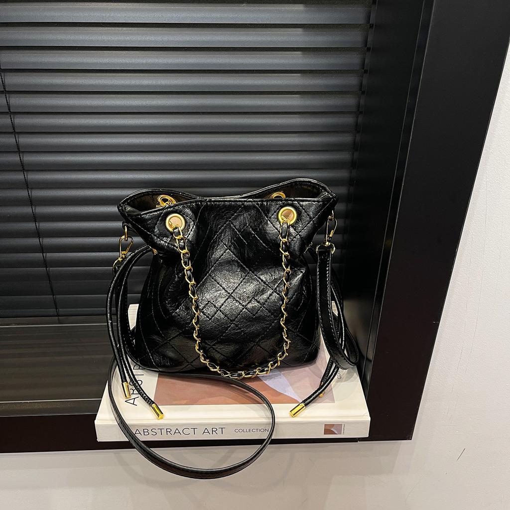 Fashion commuter chain tote bucket bag women's 2026 spring new fashionable exquisite shoulder messenger bag