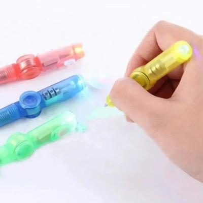 4 Stück Fingerspitzen-Kreisel-Stift-Set Dekompression Drehender LED-Licht-Kugelschreiber Kinderspielzeug mit eingebautem Licht
