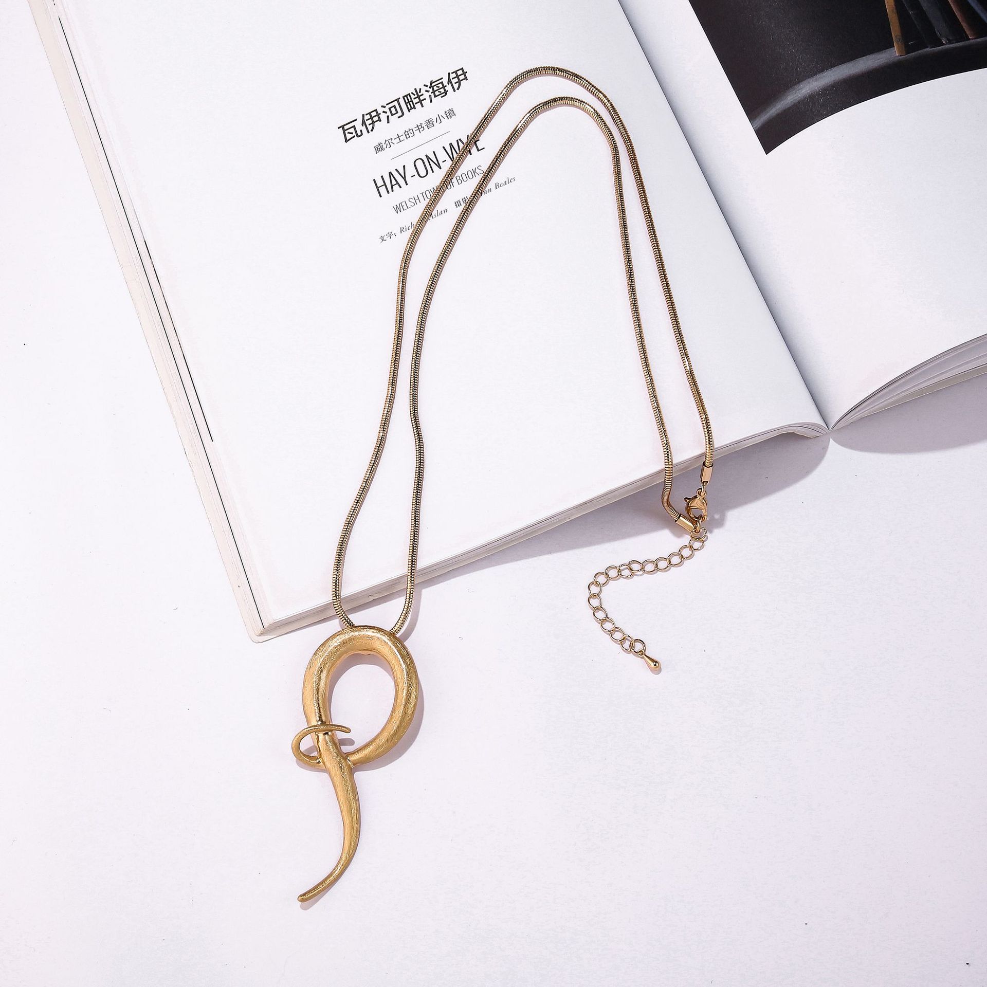 

Alloy Women S Necklace Design Sense Letter Simple Jewelry Pendant Long Chain Sweater Chain