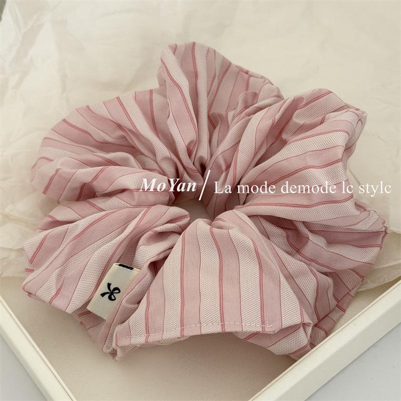 Big Intestine Hairband with Sweet Style Ponytail Hair Tie At The Back of The Head with A Large Hair Tie At The Top of The Head