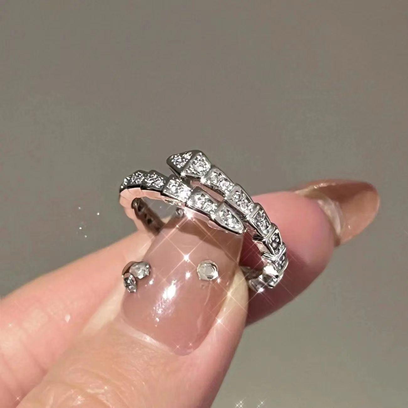 

Повний діамантовий отвір зміїної каблучки, жіночий в модному стилі, нішевому дизайні, відчутті світла розкішного холодного вітру, каблучка зі зміїною кісткою