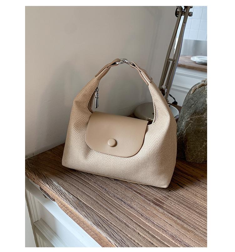 Casual niche design dumpling bag women's bag 2025 new Korean version hand carry cloud bag super fire versatile messenger bag