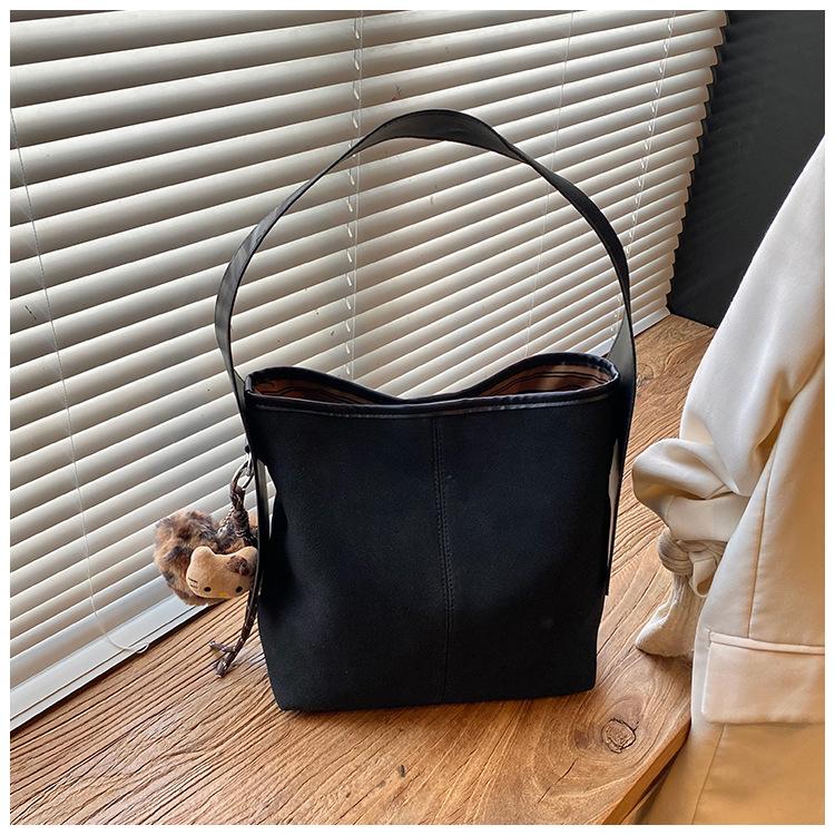 Commuter retro matte bag women's 2025 new pendant versatile tote bag fashion shoulder underarm bucket bag