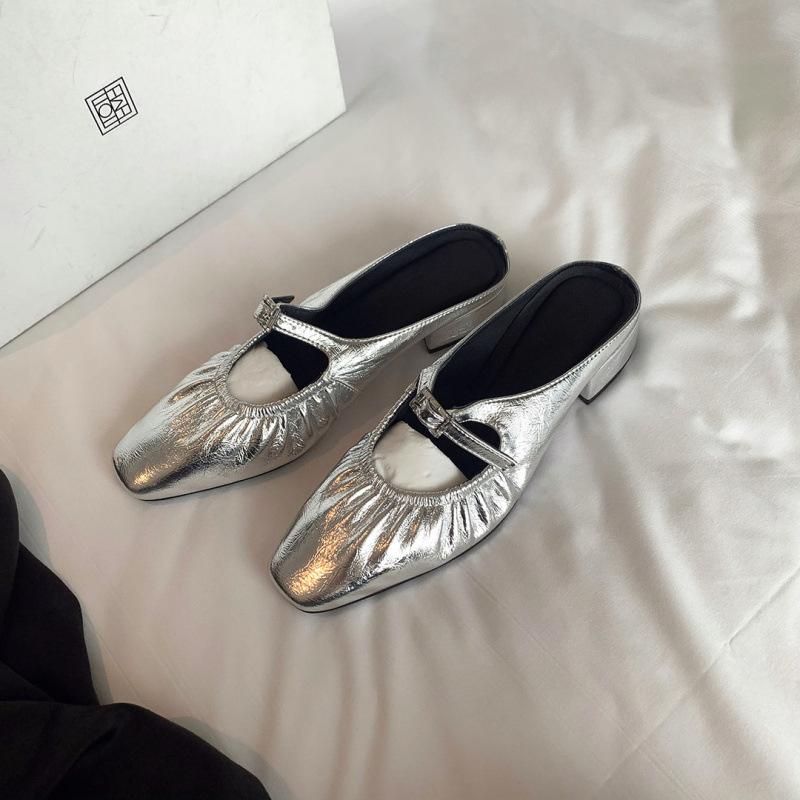 Schuhe eckiger Kopf Lammleder plissiert Diamantschnalle Taschenkopf dicker Absatz Slipper halbe Schleppe Außenschuhe