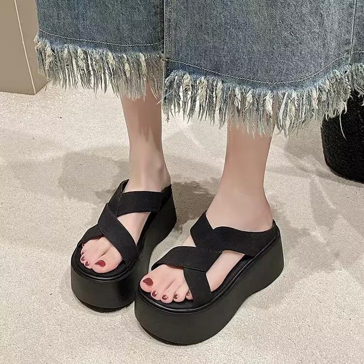 

Крутые шлепанцы на толстой подошве, увеличивающие рост, для женщин, для ношения летом 2025 года. Новые маленькие сандалии-маффины на мягкой подошве для пляжа 35 чёрный