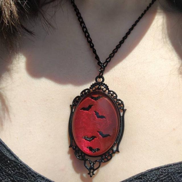 Colier cu Pandantiv din Sticlă Roșie Gotică în Formă de Liliac