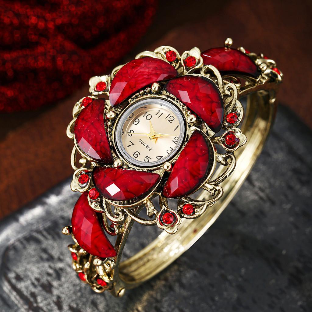 Quartz Watch For Women With Diamond Embellishments And Alloy Bracelet Fashion Accessory