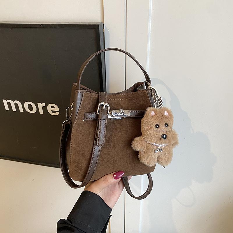 Autumn and Winter Women's Portable Bucket Bag 2025 New Versatile Fashion Foreign Style Exquisite Commuting Niche Design Shoulder Bag