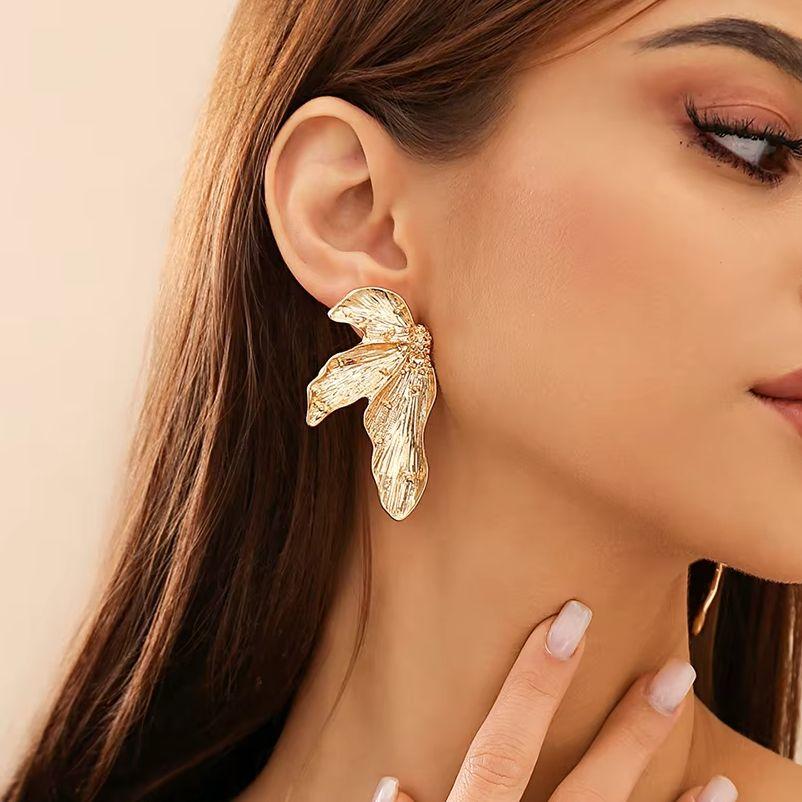 Elegant Big Metal Leaf Stud Earrings for Women Trendy Ladies Designer Statement Earrings Accessories 2026 Fashion Jewelry Female