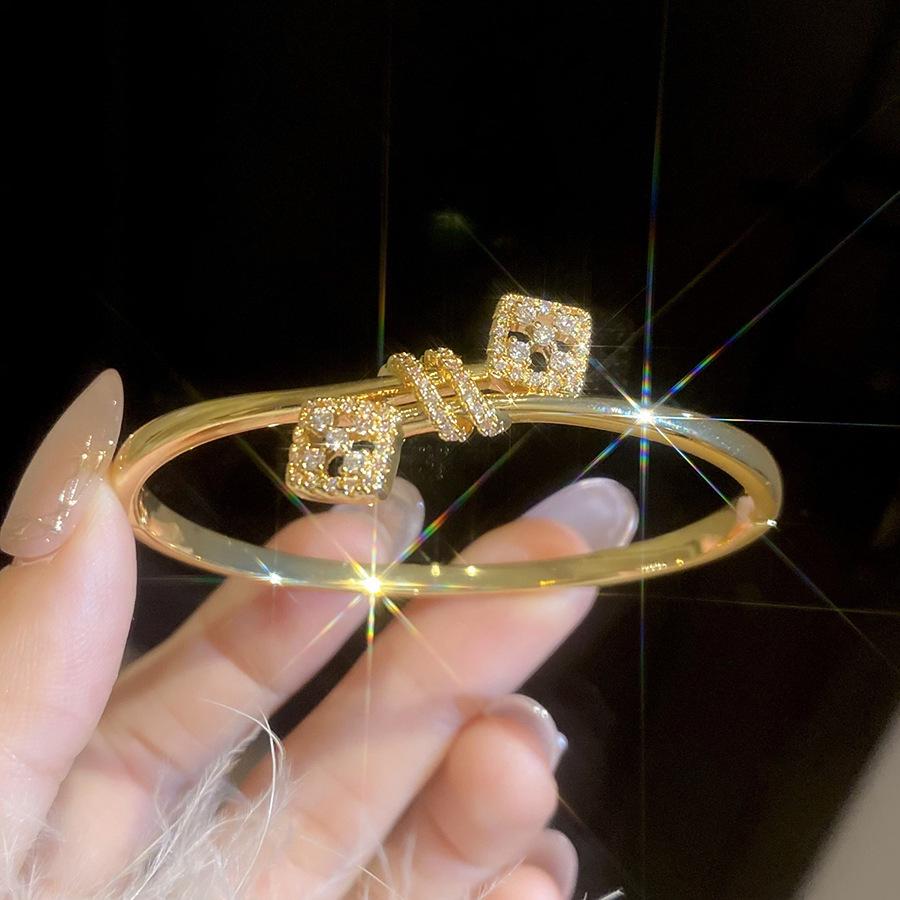 Elegant Geometric Rhinestone Zircon Buckle Bracelet: A Versatile and Luxurious Accessory for Women