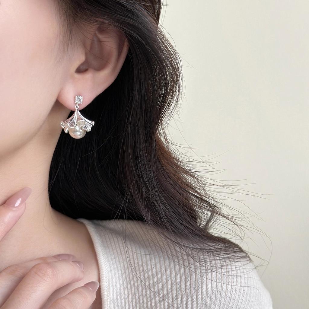 Exclusive Fan-shaped Ginkgo Leaf Tassel Earrings for Women in Summer, Exuding A Luxurious and Sophisticated Vibe.