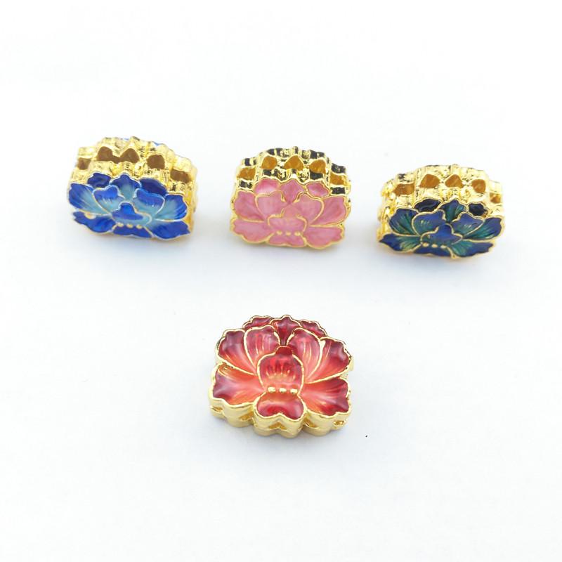 Mărgele Cloisonné din Cupru Placat cu Aur în Formă de Lotus: Email față-verso, cu mai multe găuri pentru brățări și coliere DIY.