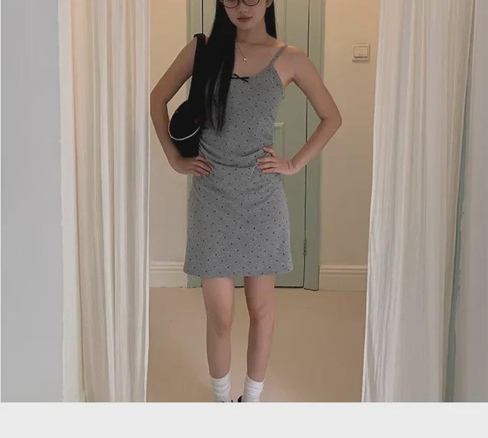 Retro Graues Gepunktetes Spaghettiträger Taillenbetontes Kurzes Kleid
