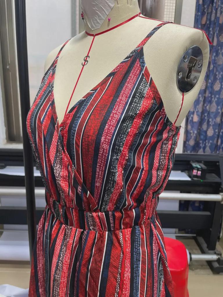 Evropské a americké horké prodeje Pruhované šaty s výstřihem do V na špagetová ramínka a zavinovacím střihem - Kolekce léto 2024