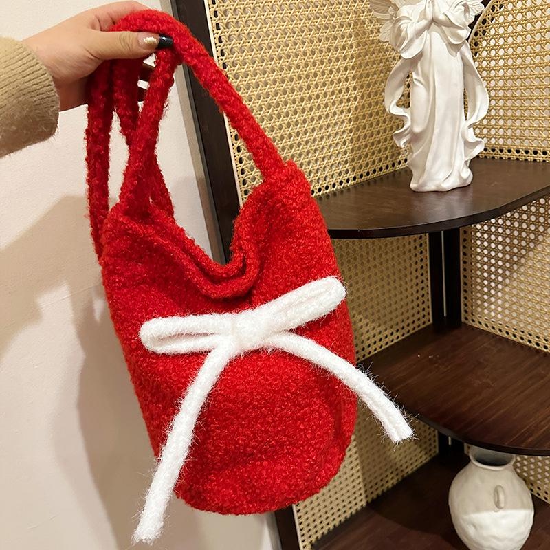 Retro plush large-capacity bucket bag women's 2025 winter new shoulder messenger bag niche casual bag