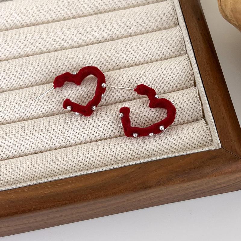 

Простые полые флокированные серьги любви, темперамент, индивидуальный нишевый дизайн, чувство полноценного чувства света, роскошная женщина красный